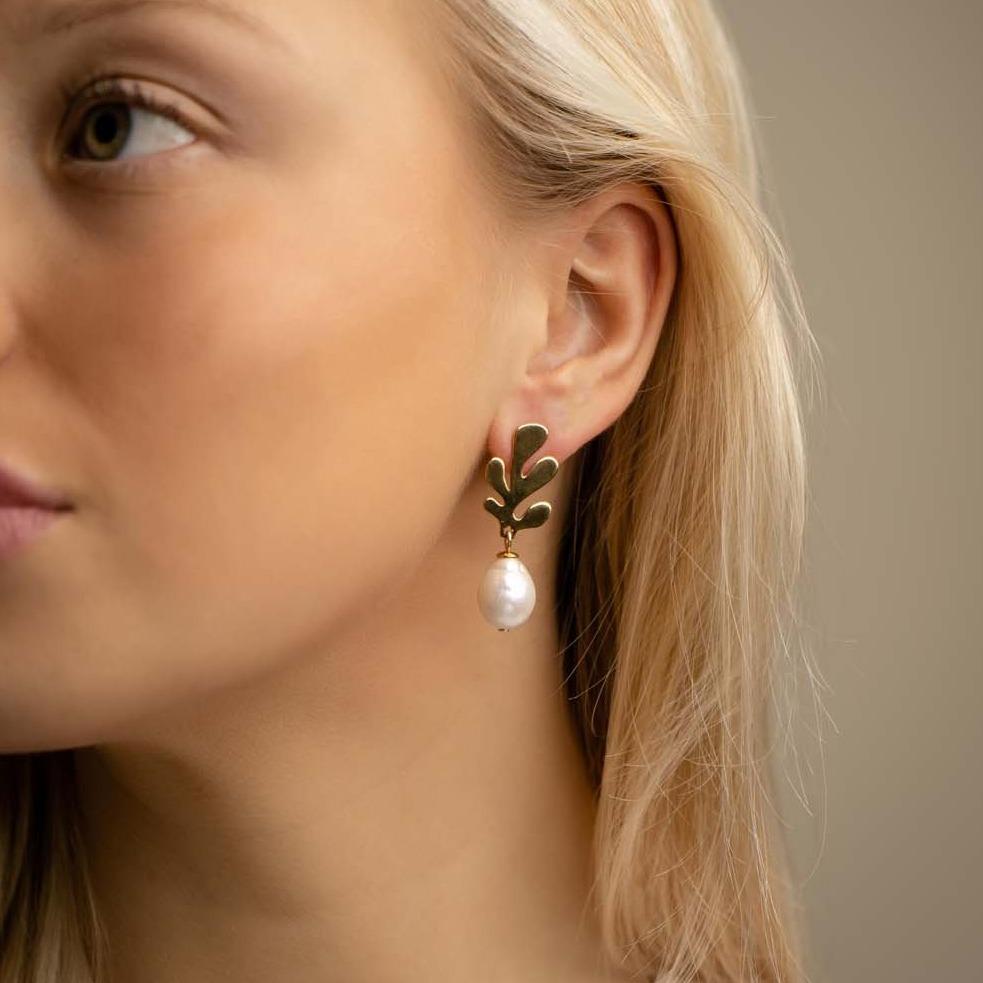 Coral mini pearl earrings