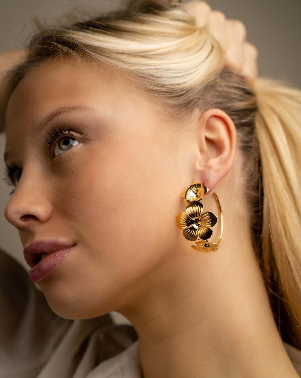 Floral hoop gold earrings - Souvenirs de Pomme
