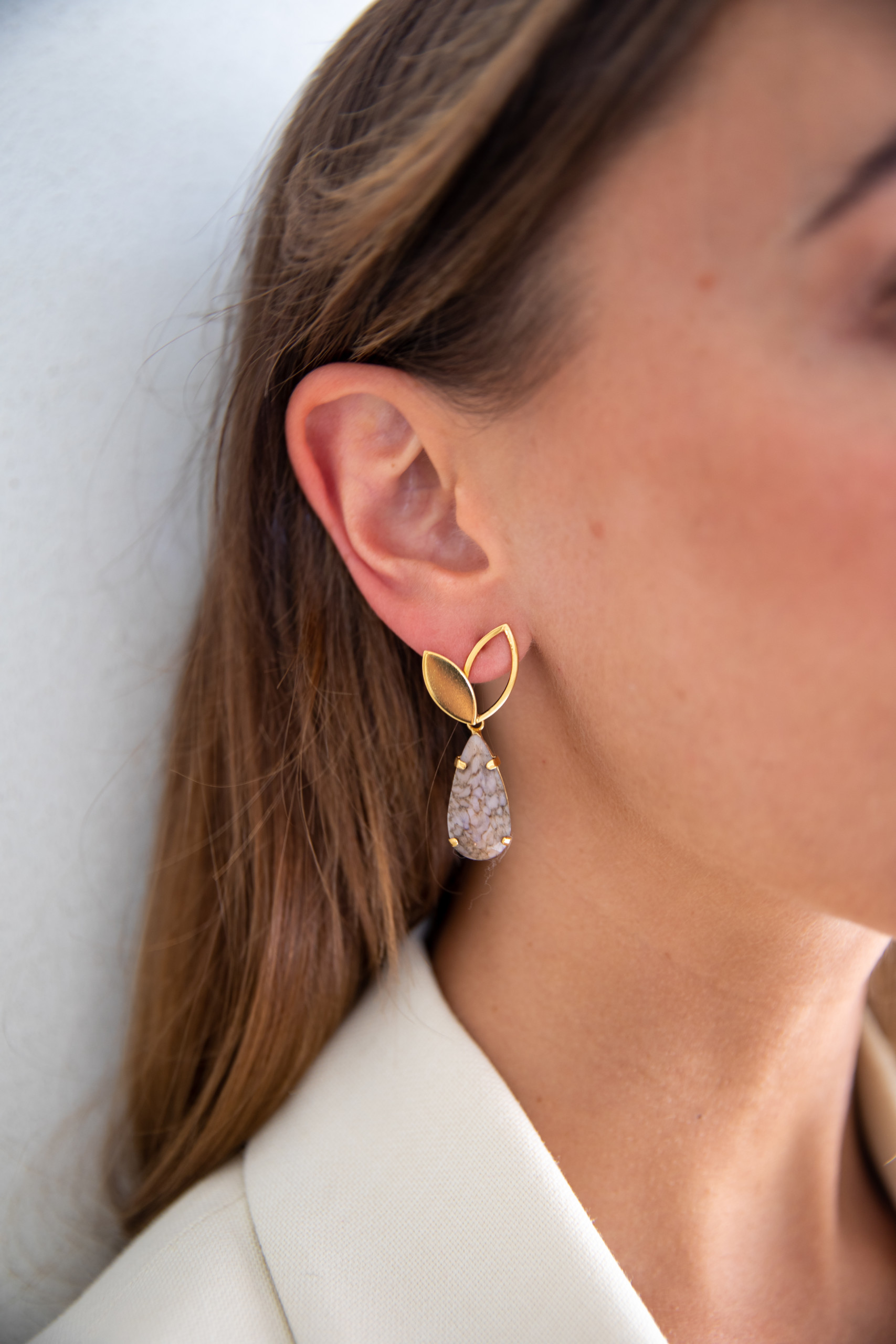 Iris nude marmer gold earrings
