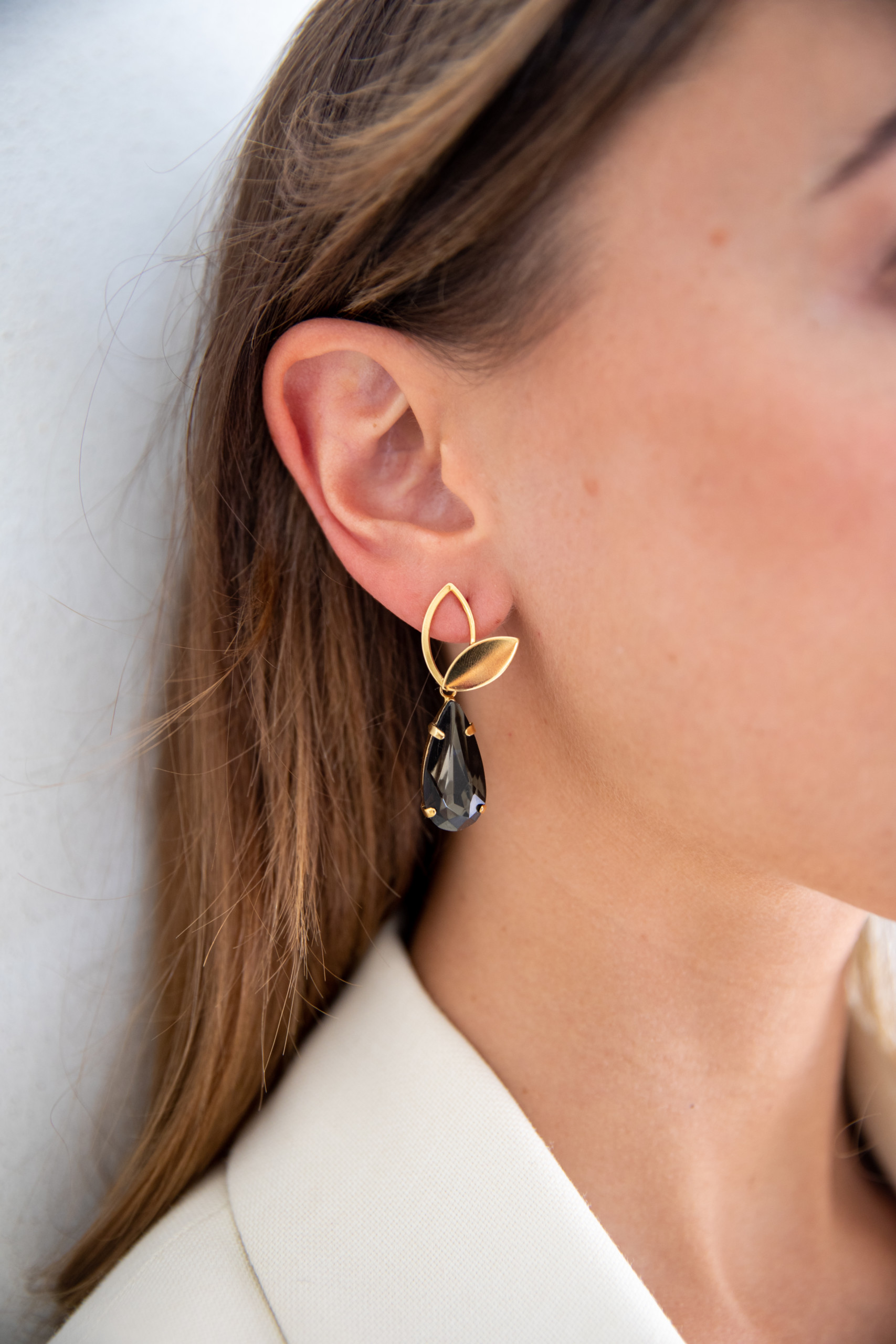 Iris chic anthracite gold earrings