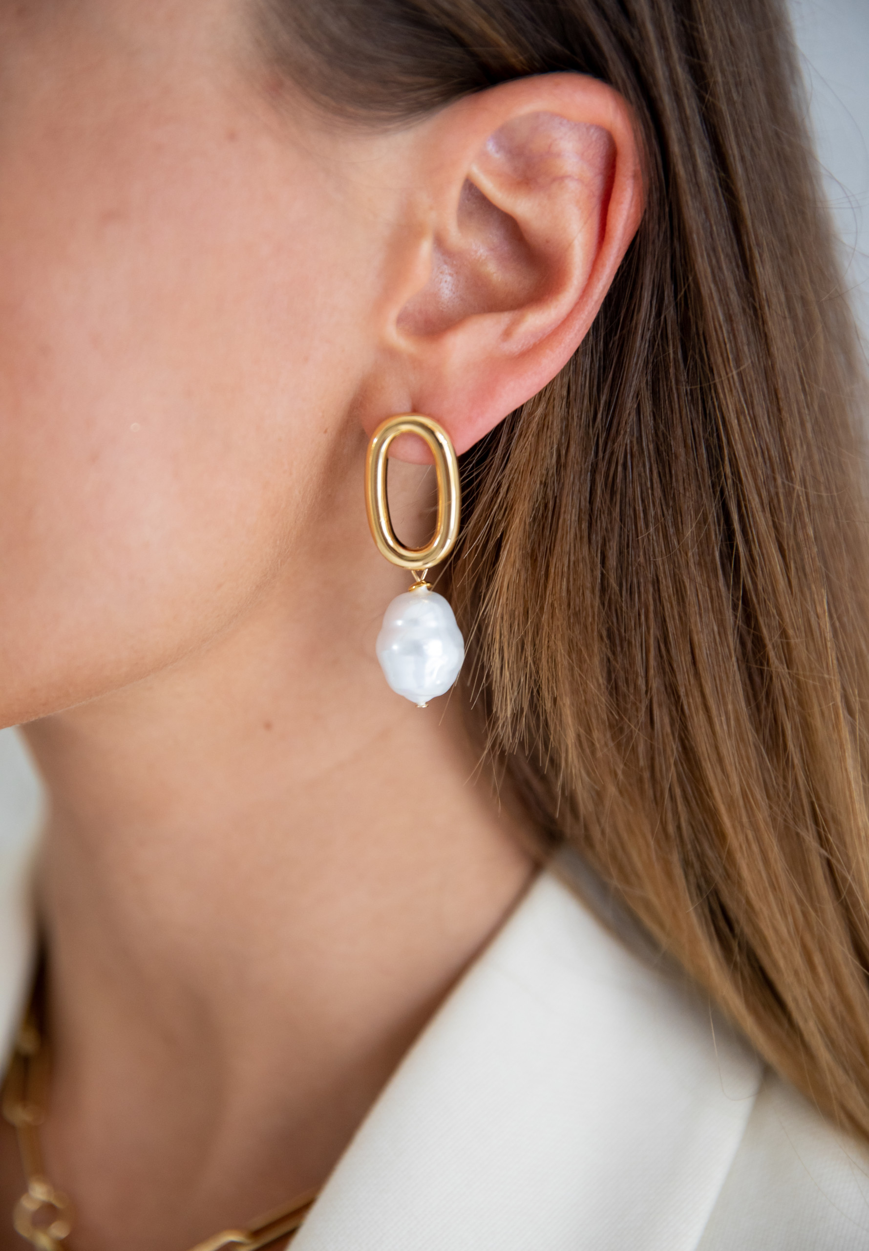 Audrey SINGLE pearl earring