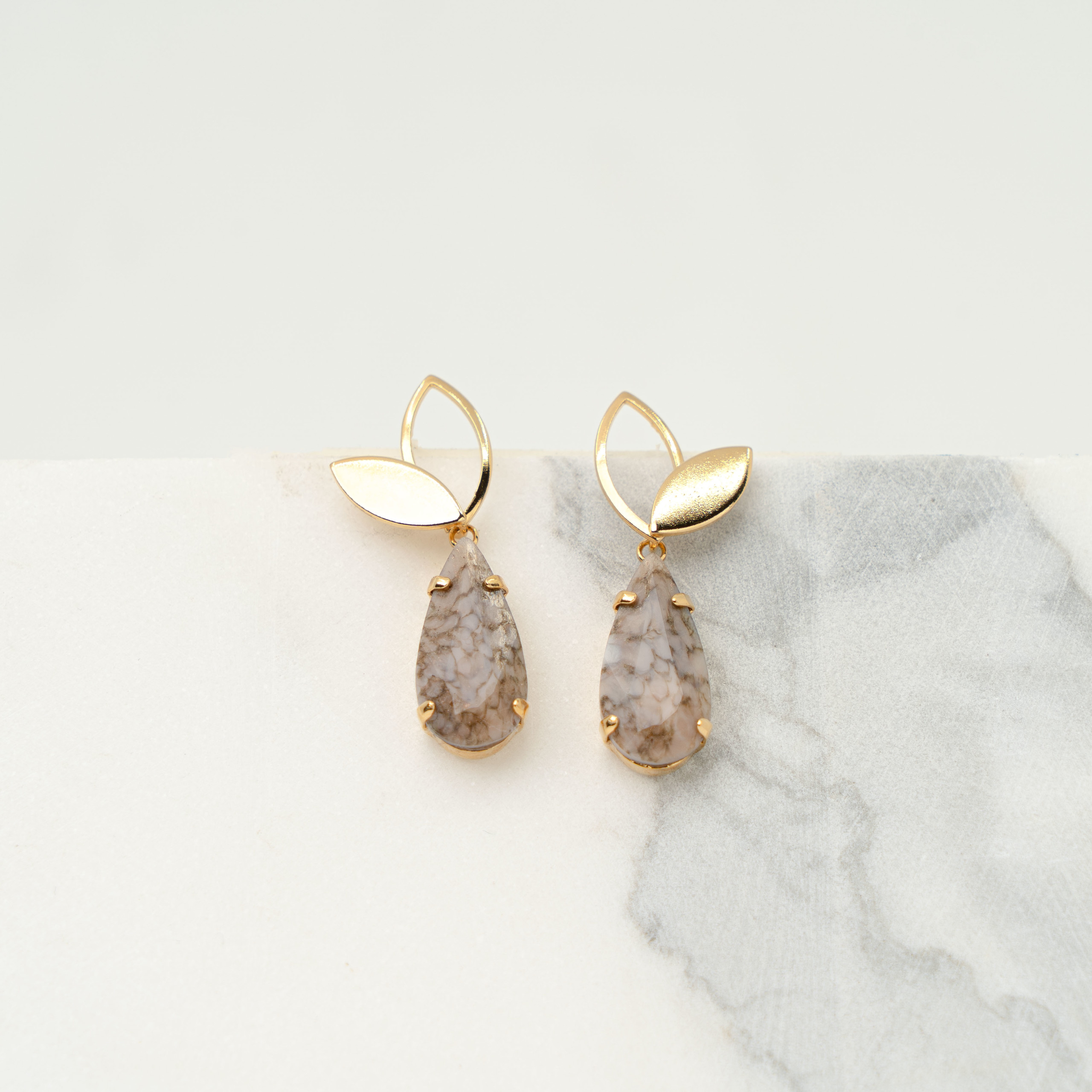 Iris nude marmer gold earrings
