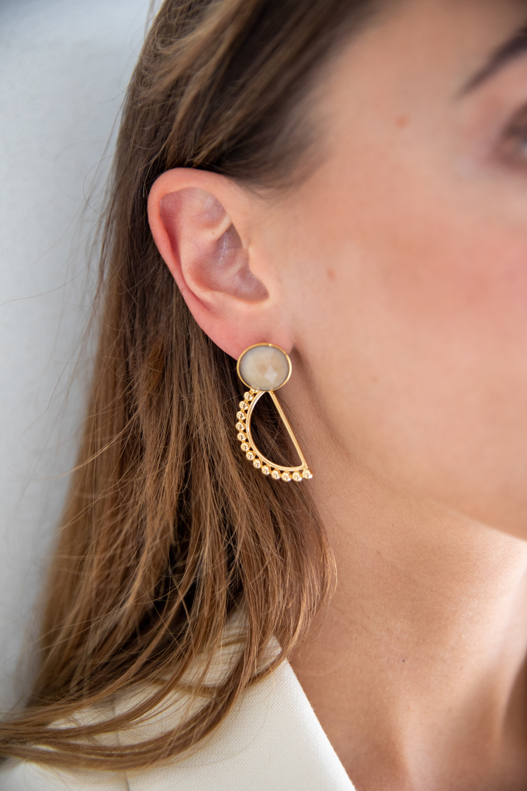 Luna beige gold earrings stone