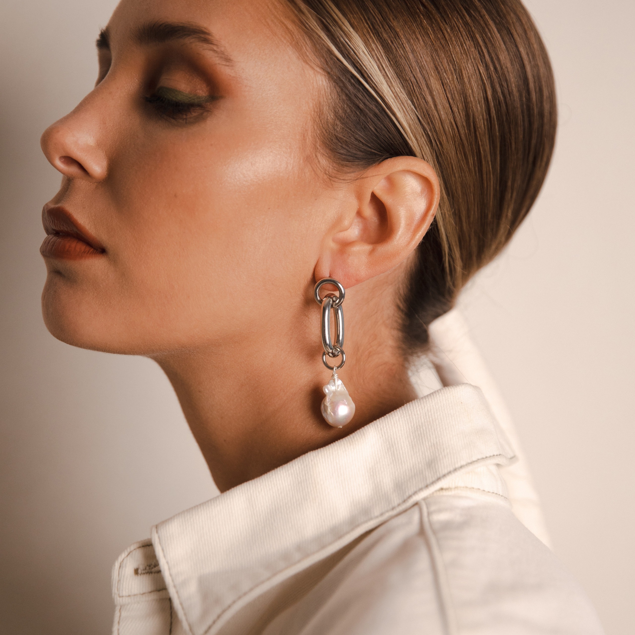 Evi silver wild solo pearl earrings