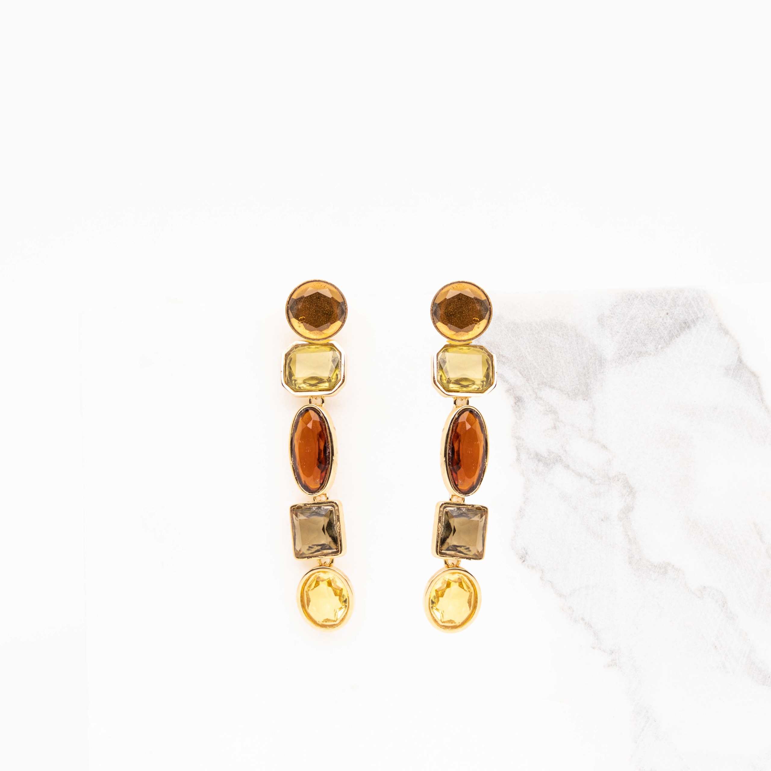 Lange gouden oorbellen met ovalen terracotta edelstenen