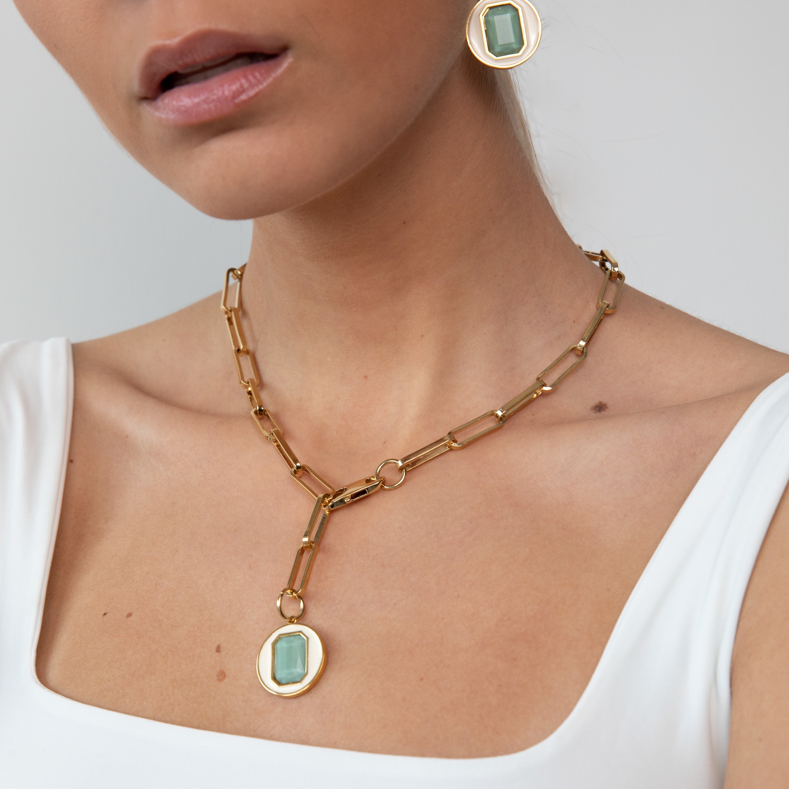 Link small chain enamel ecru necklace