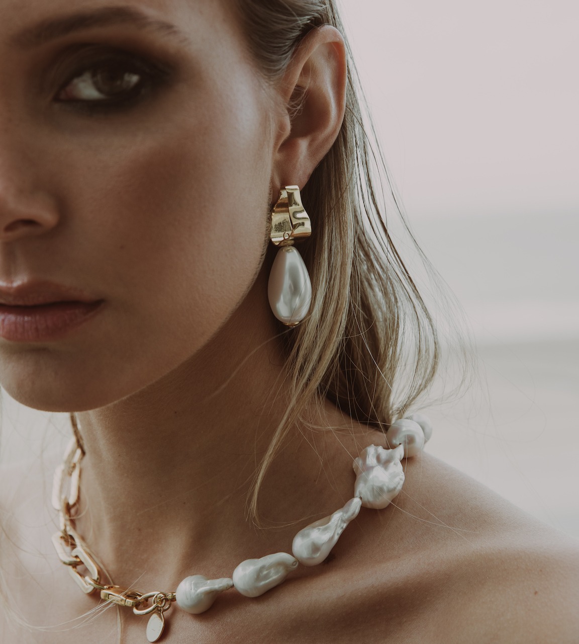 Aalto small hoops pearl earrings