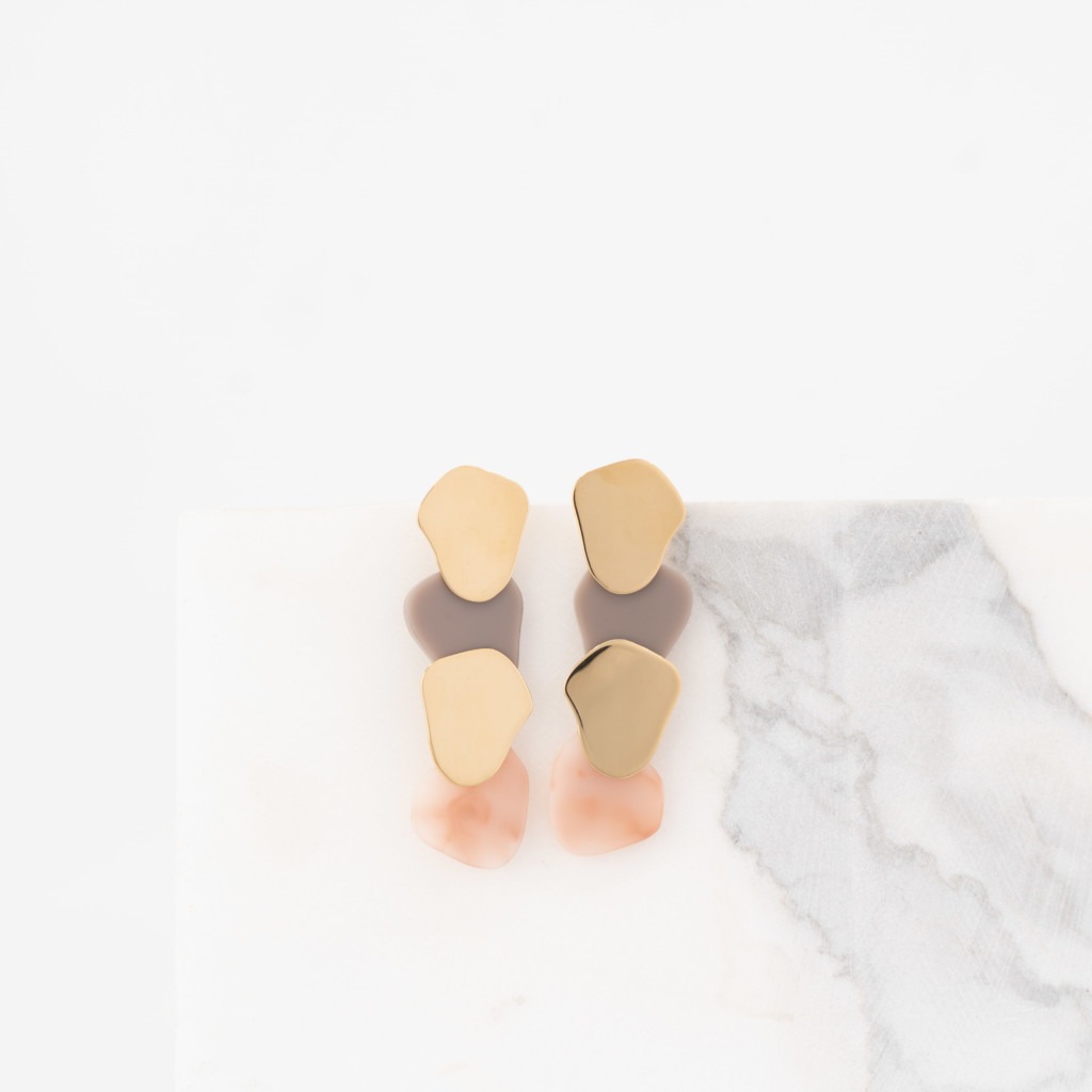 Giri layered nude/grey earrings