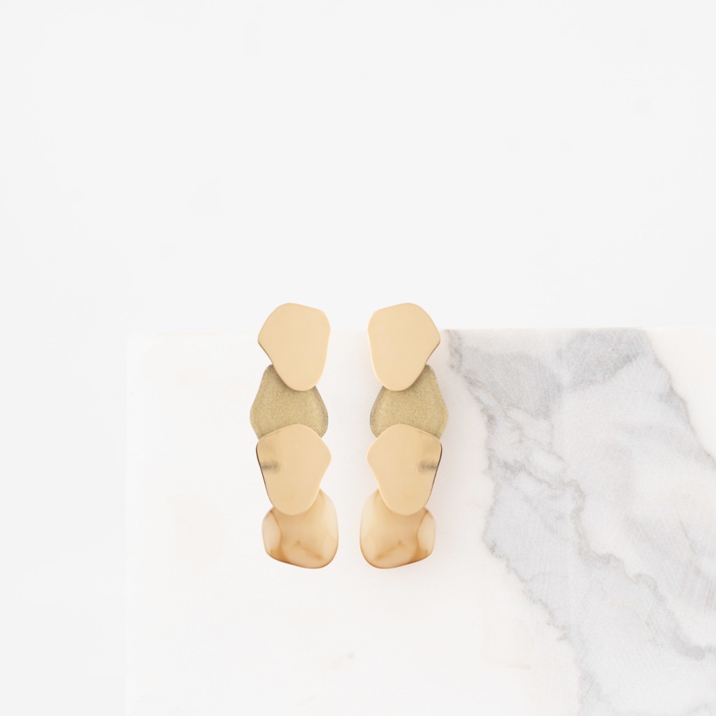 Giri layered gold/beige oorbellen