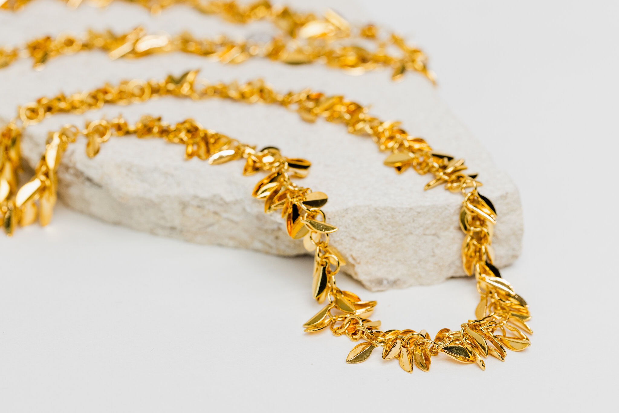 Gold loose leaves long necklace