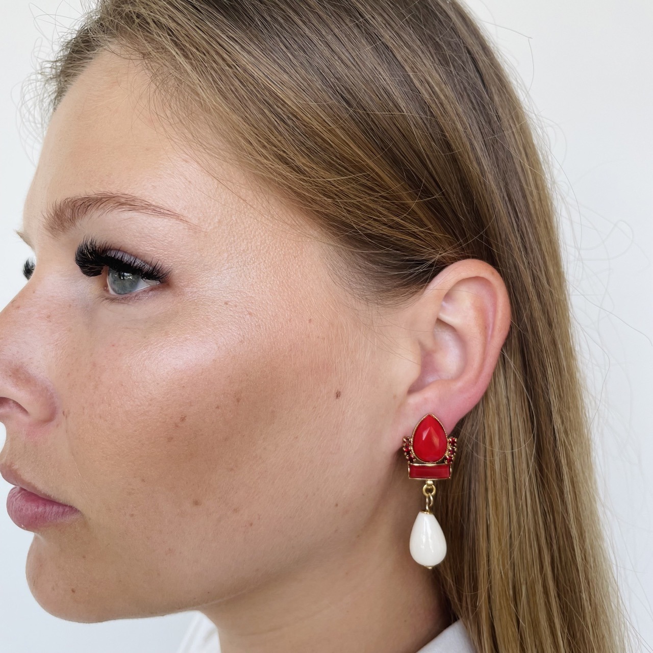 Avril red mix short earrings