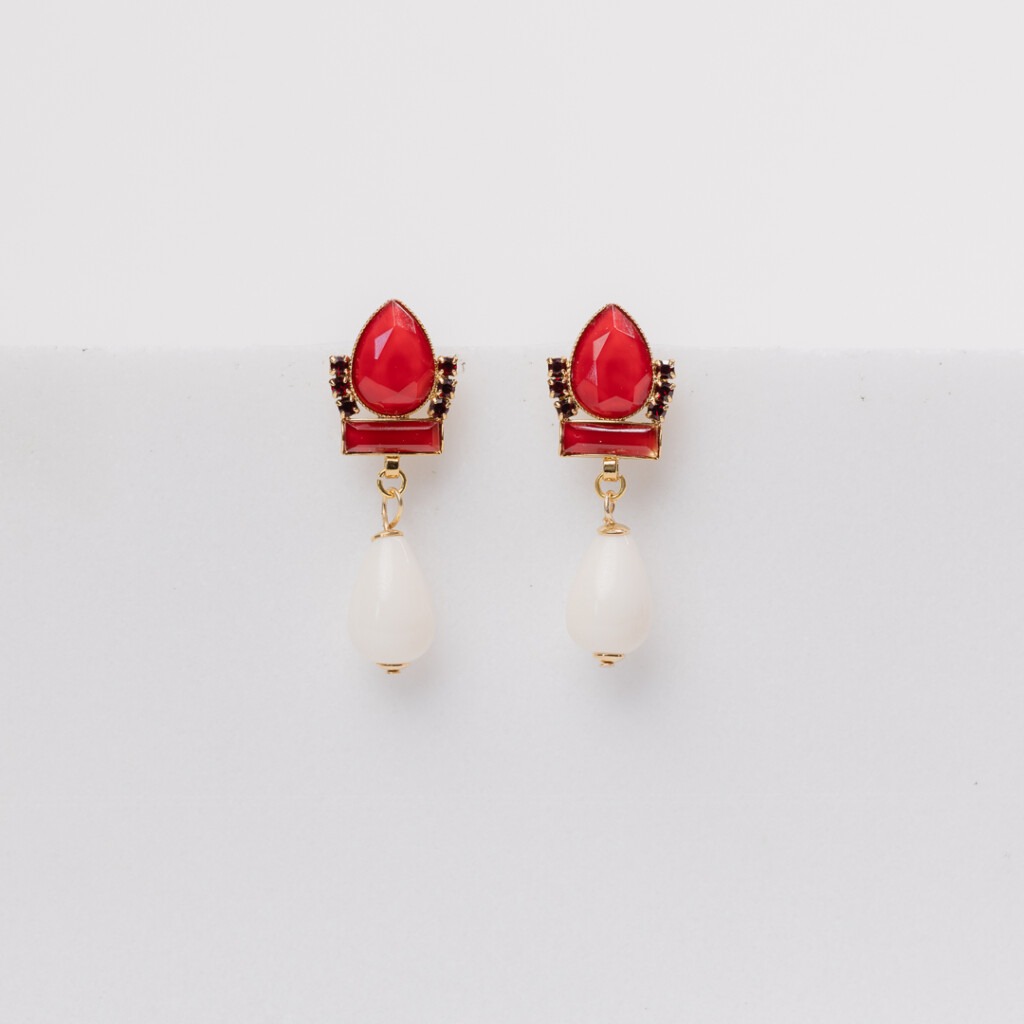 Avril red mix short earrings