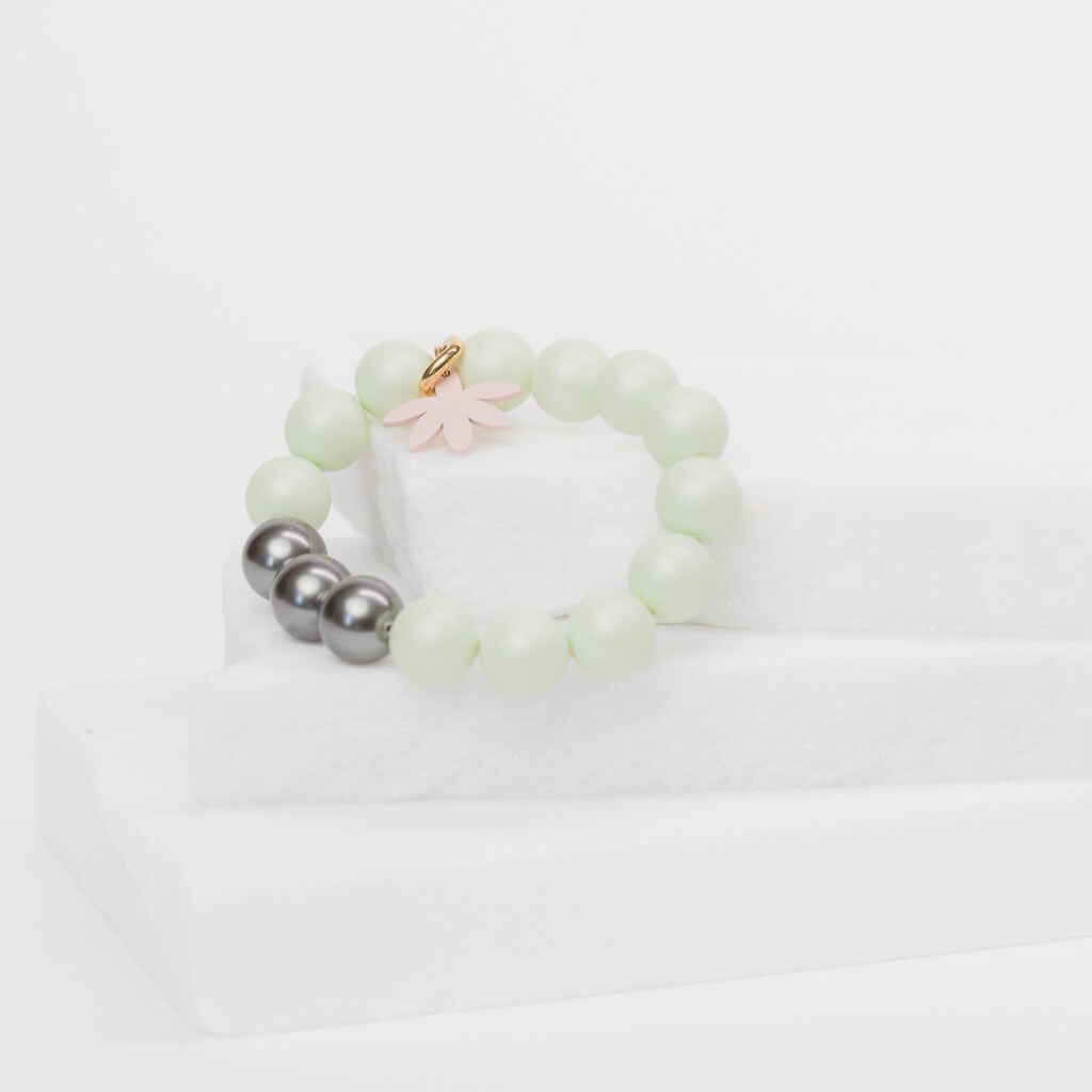 Bracelet light green pearls