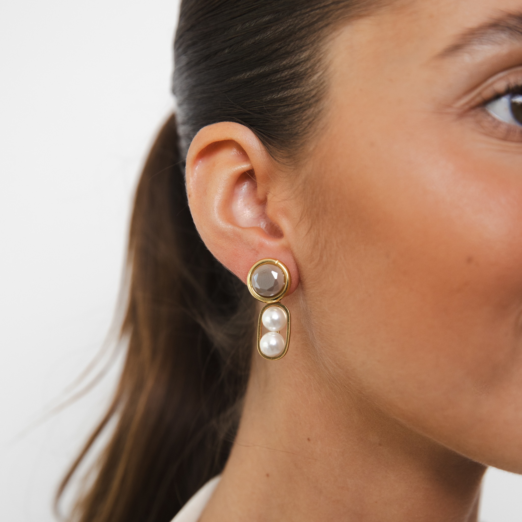 AURORE taupe pearl short earrings