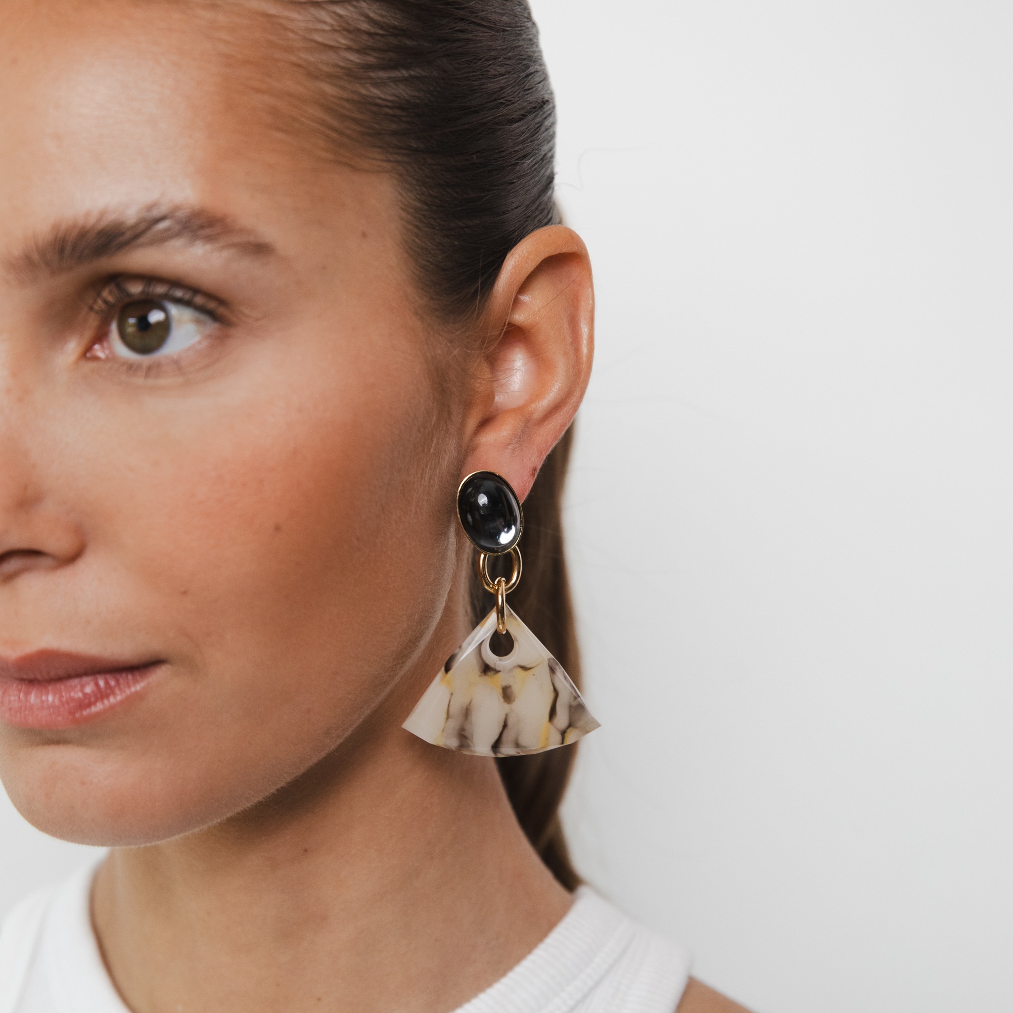 Gianna marbled beige short earrings