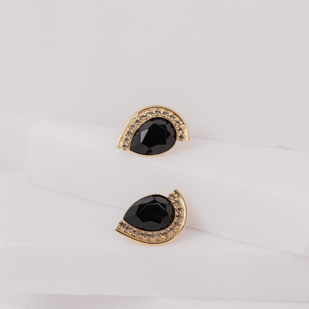 Nora zwarte strass stud oorbellen