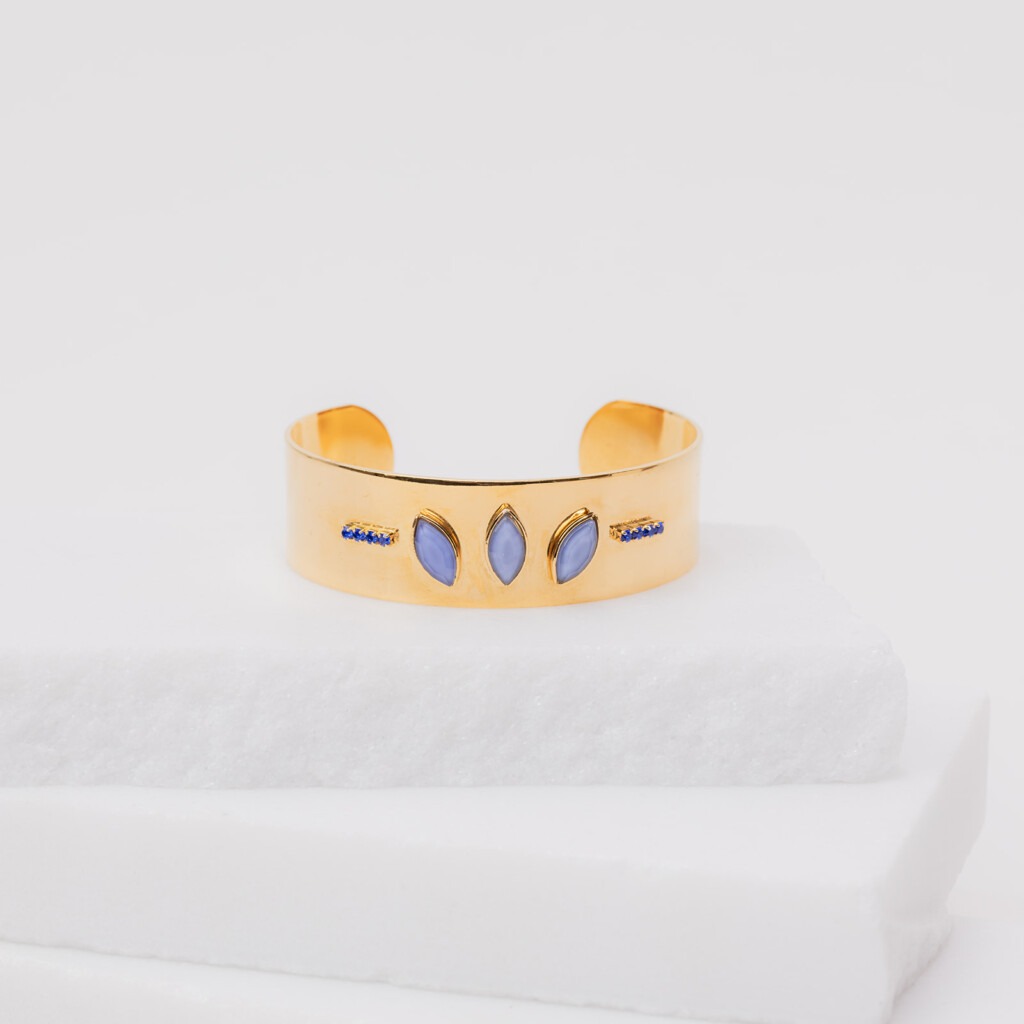 Loisa blauwe jeans en gouden cuff