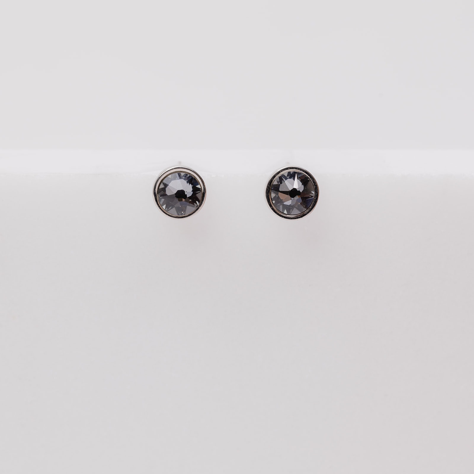 Skylar anthracite silver stud earrings