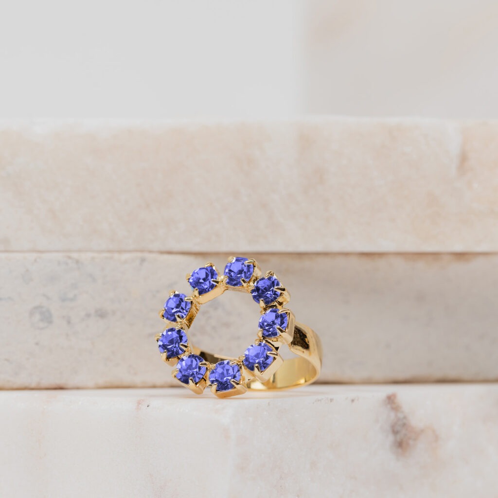 Lilian royal blauwe strass korte oorbellen