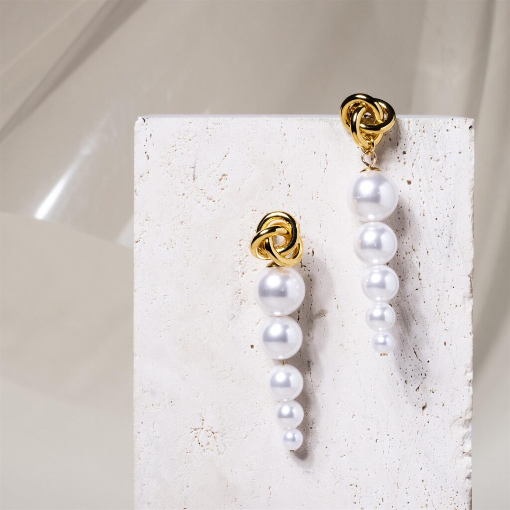 Dolly gold knot with pearls long earrings