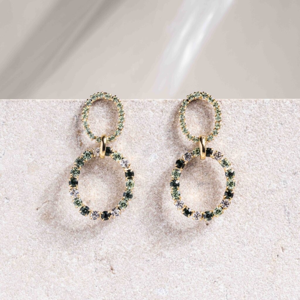 Noelle groene mix middellange oorbellen