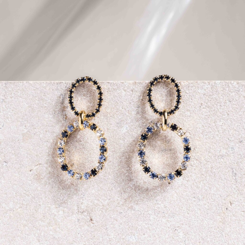 Noelle blauwe mix middellange oorbellen