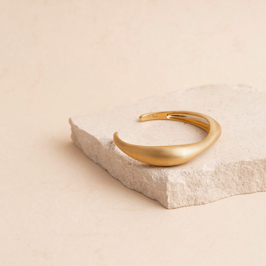 Vivé matt gold cuff