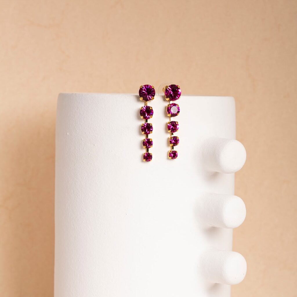 Joanne fuchsia strass middellange oorbellen