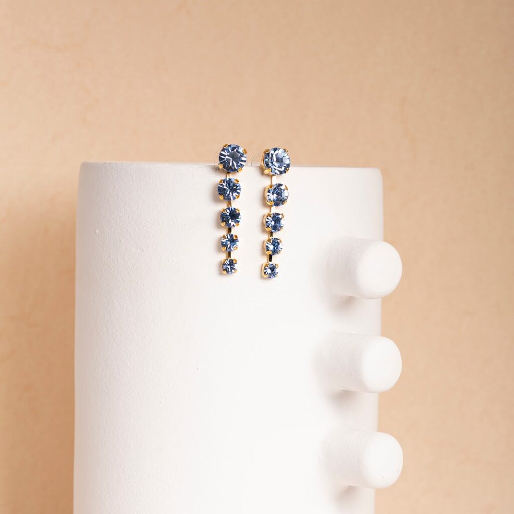 Joanne blauwe strass middellange oorbellen
