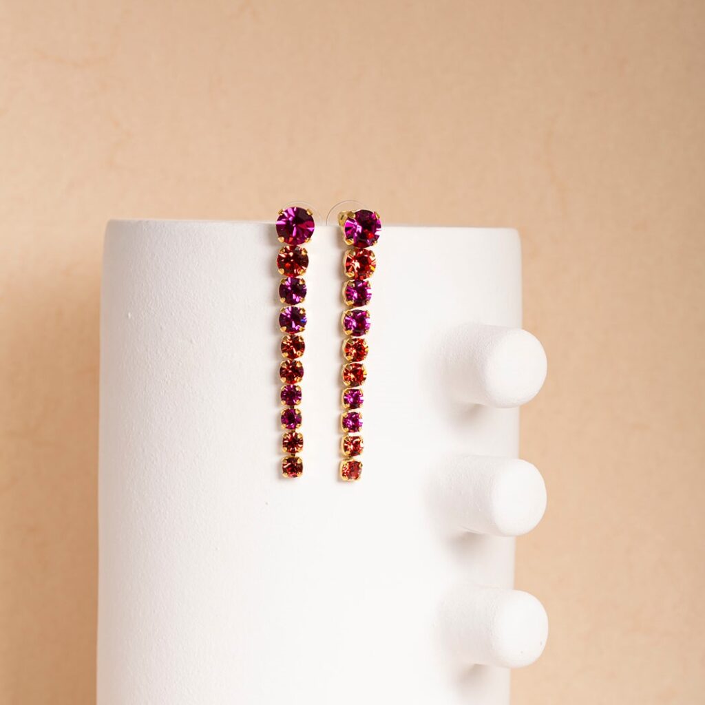 Joanne fuchsia mix strass lange oorbellen