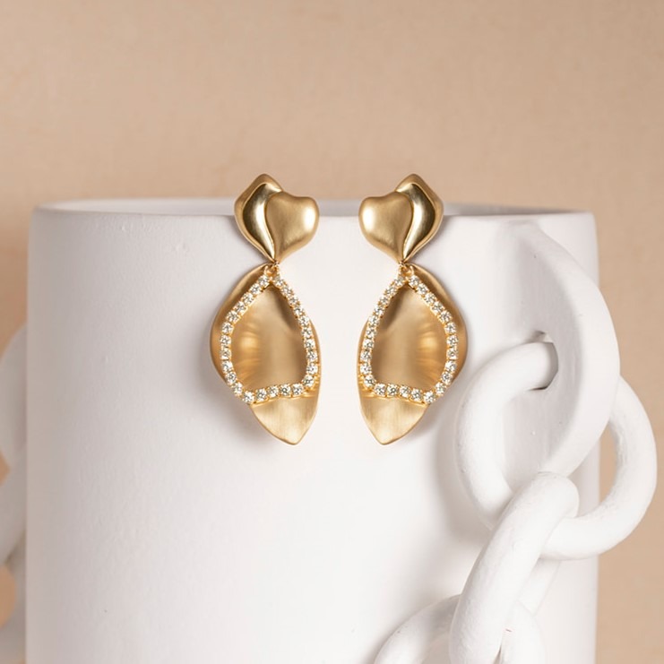 Rosa gouden statement oorbellen met witte strass