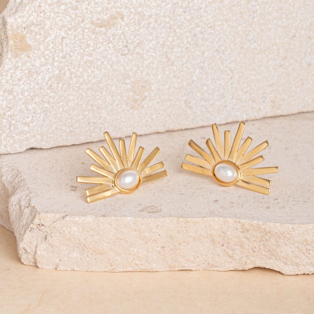 Solea pearl gold short earrings