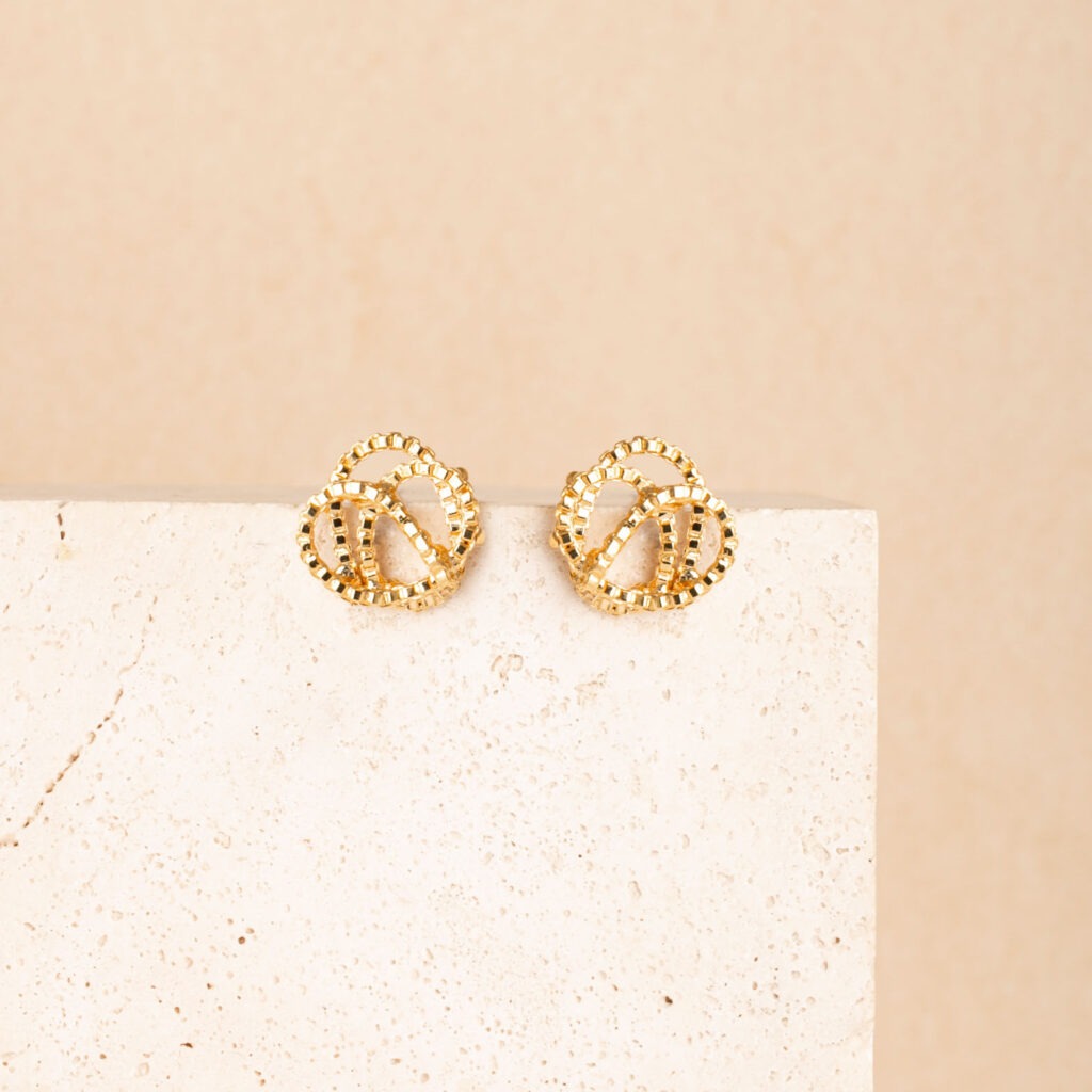Amore gold short earrings