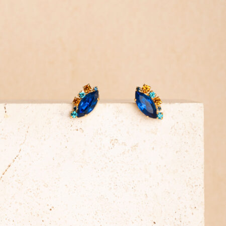 Iris blauwe korte oorbellen
