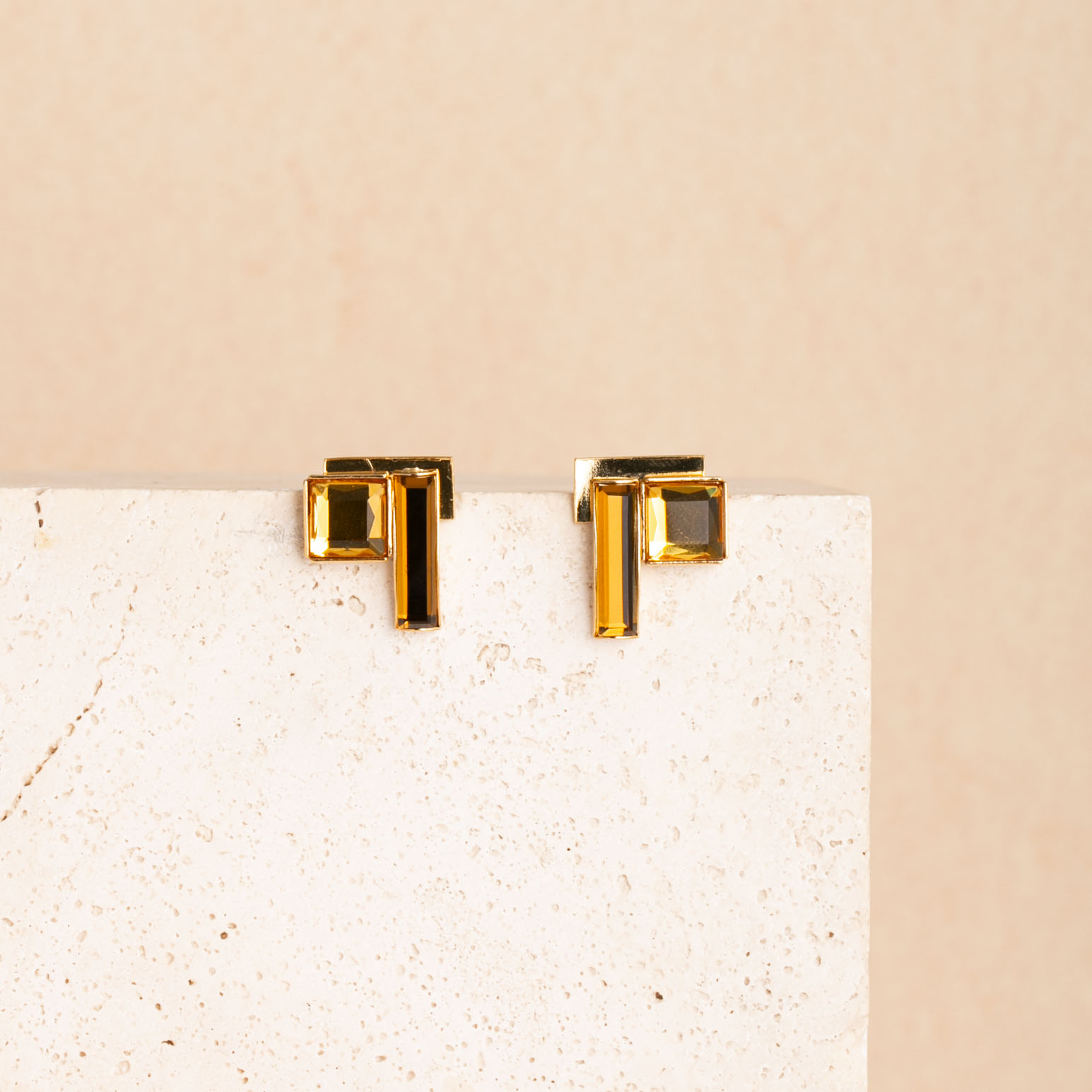 ROMY cognac short earrings