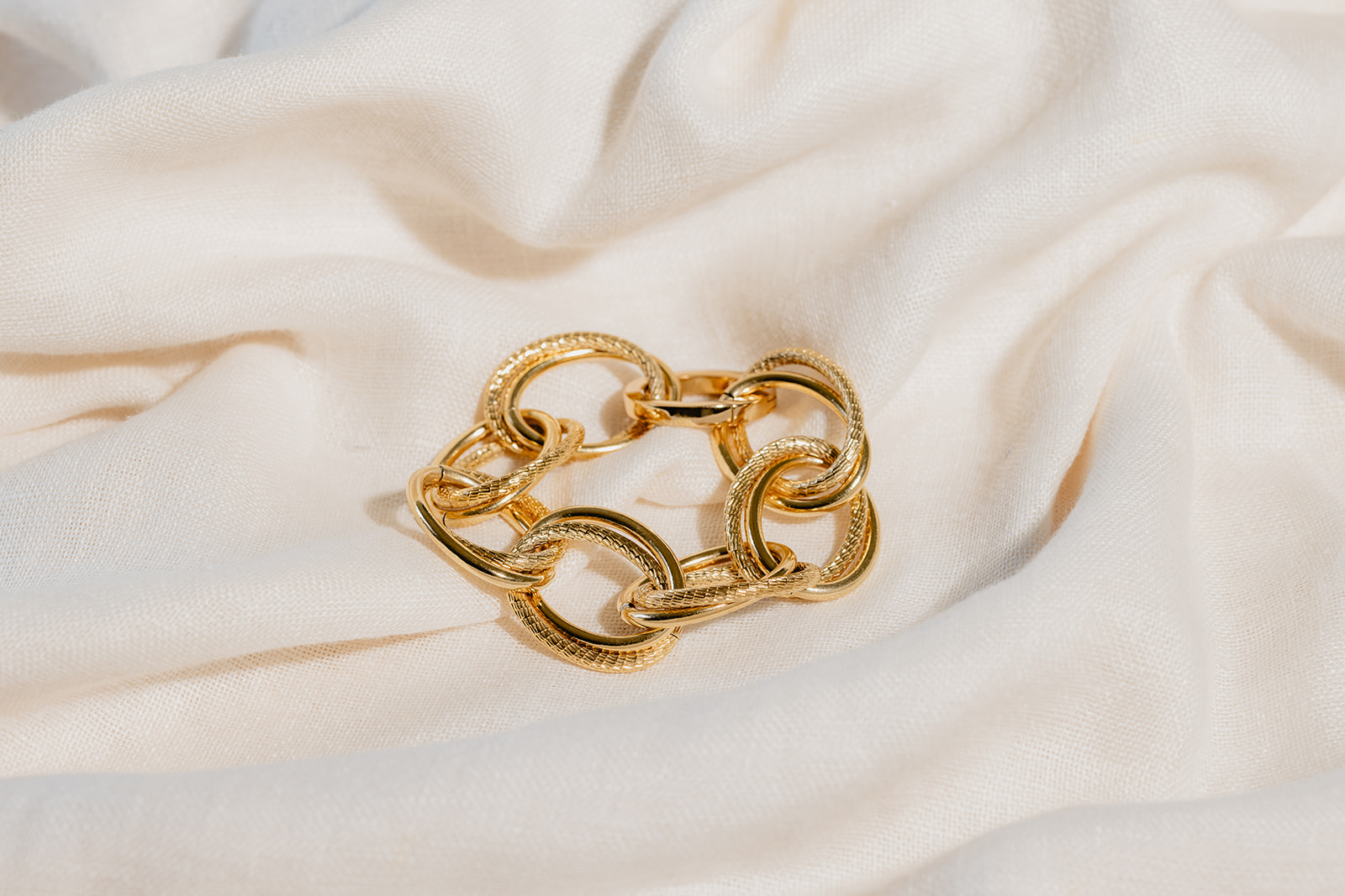 NIKKIE CHAIN GOLD STATEMENT BRACELET