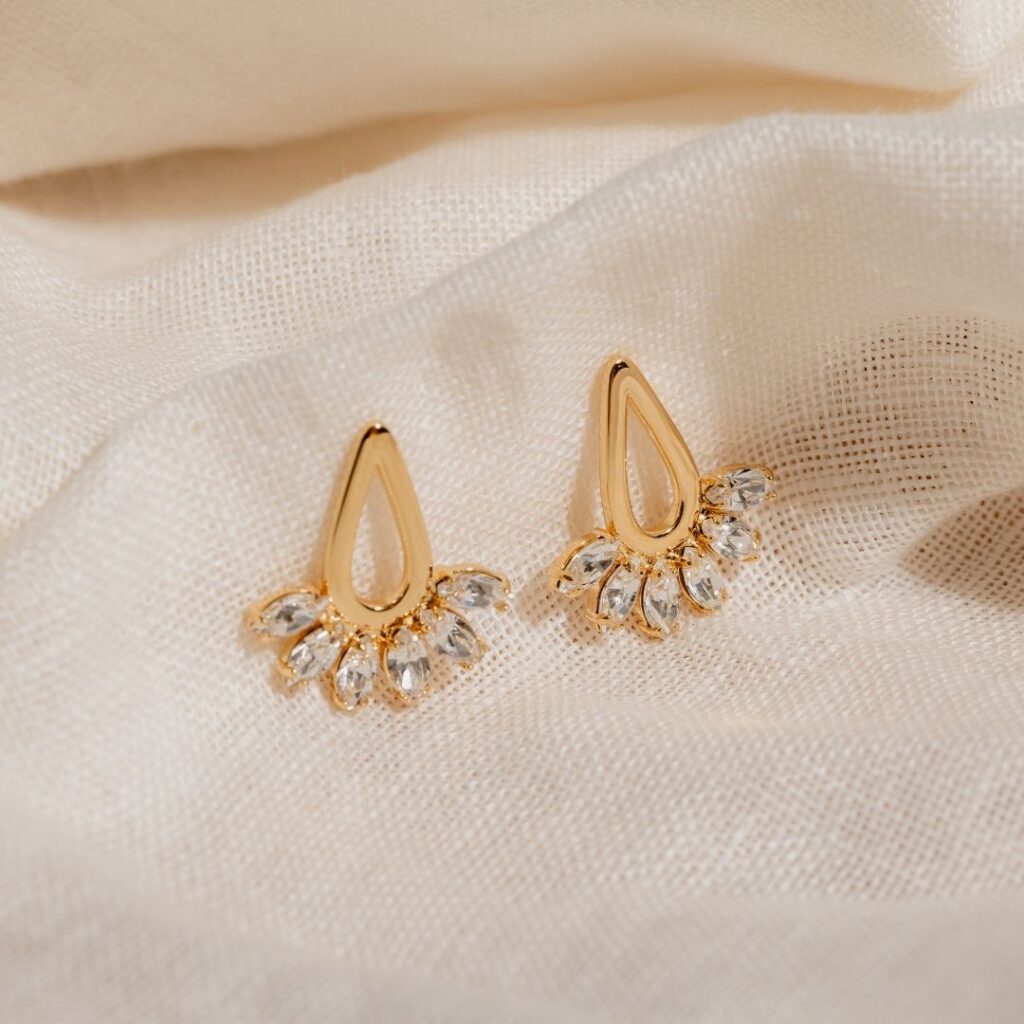 ALMA WHITE CRYSTAL EARRINGS
