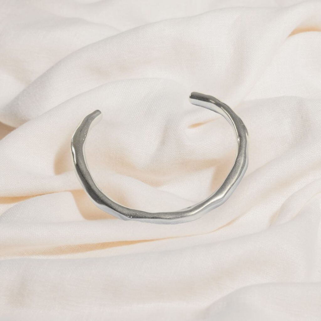 Vive cuff necklace silver