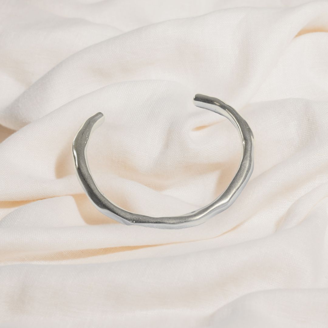 Vive cuff necklace silver